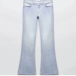 Lågmidjade jeans - Säljer nu ett par jättesnygga lågmidjade jeans från zara i storlek 34. Köp direkt för 550kr❤️