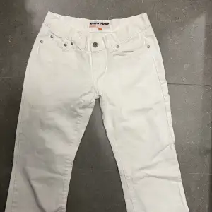 Skitsnygga vintage lågmidjade vita bootcut jeans i toppenskick! 