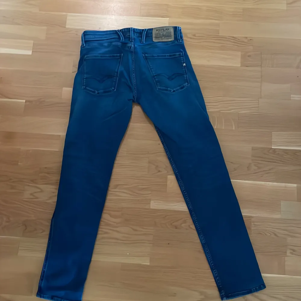 Ett par riktigt snygga replay jeans i storlek 31/32, extremt bra skick! Priset kan diskuteras vid snabb affär! (Dom ser inte så blåa ut i verkligheten som på bilderna!). Jeans & Byxor.