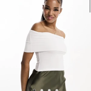 Off-shoulder topp  - Vit off-shoulder topp från Pull & Bear. Aldrig använts har fortfarande prislapp på. Säljs då jag inte behöver den, jättefin är den i storlek S. 