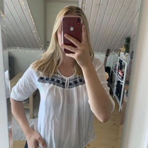 Strand blus - Söt sommar blus som passar perfekt till stranden eller till va som helst. Är i storlek XS från hollister men är stor i storleken och passar perfekt till mig som har S i allt. Mjukt och lätt tyg!