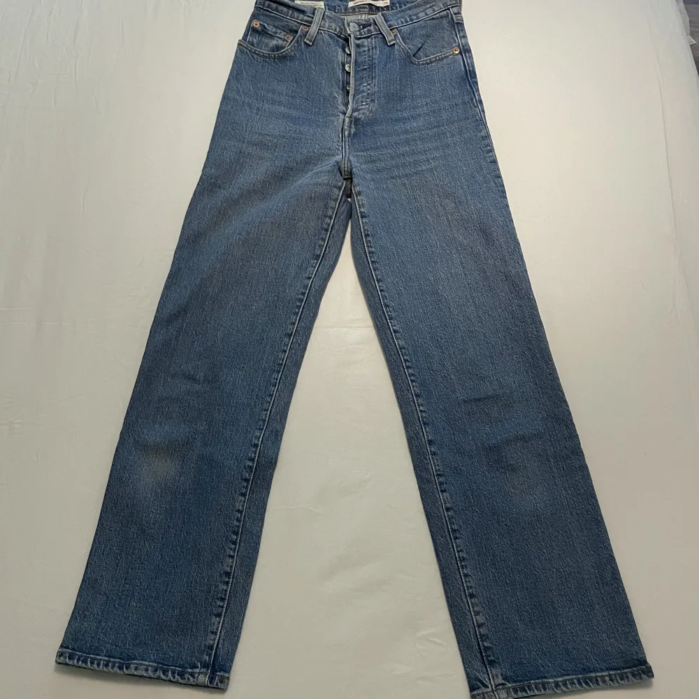Supersnygga Ribcage Straight jeans från Levis!! Väl använda men ändå utmärkt skick!!  Nypris: 1300kr  Pris kan diskuteras vid snabb affär. 3 FÖR 2 på min sida!!. Jeans & Byxor.