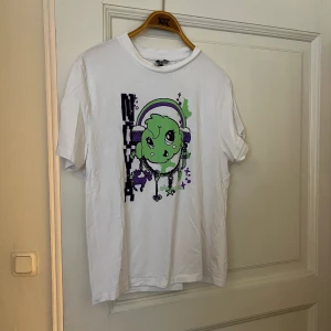 Vintage T-shirt  - Vit T-shirt med roligt tryck.  Passform: Small Bra kvalité samt bra passform. 