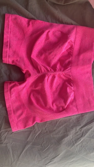 Shorts rosa  - Tränings Short rosa för små för mig. Helt nya aldrig använda. Finns i åstorp eller postas 