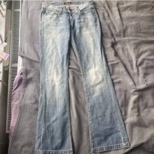 Så fina lågmidjade jeans!💓 73cm midja 82cm innerben. Bud på 500kr