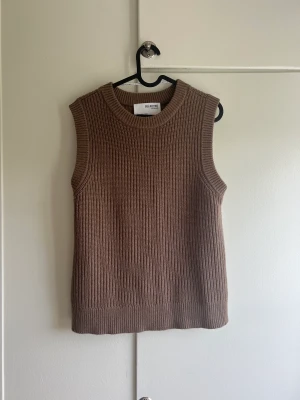 Väst, stickad väst, blus med knytning  - Allt storlek S 100kr styck 