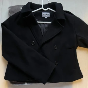 Kappa NA-KD  - Kappa från nakd, köpt på plick för nån vecka sen men aldrig använd av mig💕💕 bra skick (ny pris 769kr slutsåld på hemsidan) lånad bild