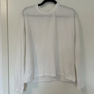 Tröja - Vit tröja från Gina tricot i storlek M 