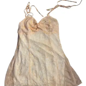 En gulbeige klänning från chiquelle, strl L, aldrig använt 