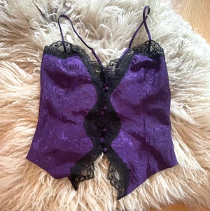 Lila topp - Så fin med underbar färg och tyg jag har tyvärr sytt in den lite slarvigt på ryggen men det syns inte när man har på sig den.