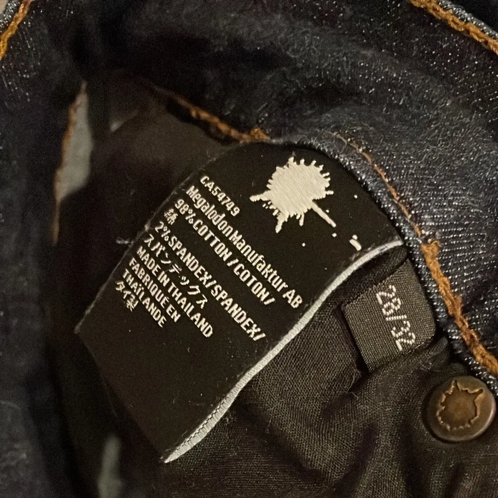 Säljer mina mörkblåa Lågmidjade jeans i storlek 28/32 då dom inte kommer till användning. Köpte för flera år sen så minns inte vart de kommer ifrån. Passformen är tajt ner till knäna sen blir dom lite mer ”lösa”. Bara testade. Priset går att diskutera!!🩷. Jeans & Byxor.
