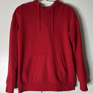 röd hoddie - jättebra skick säljer för passar inte längre 