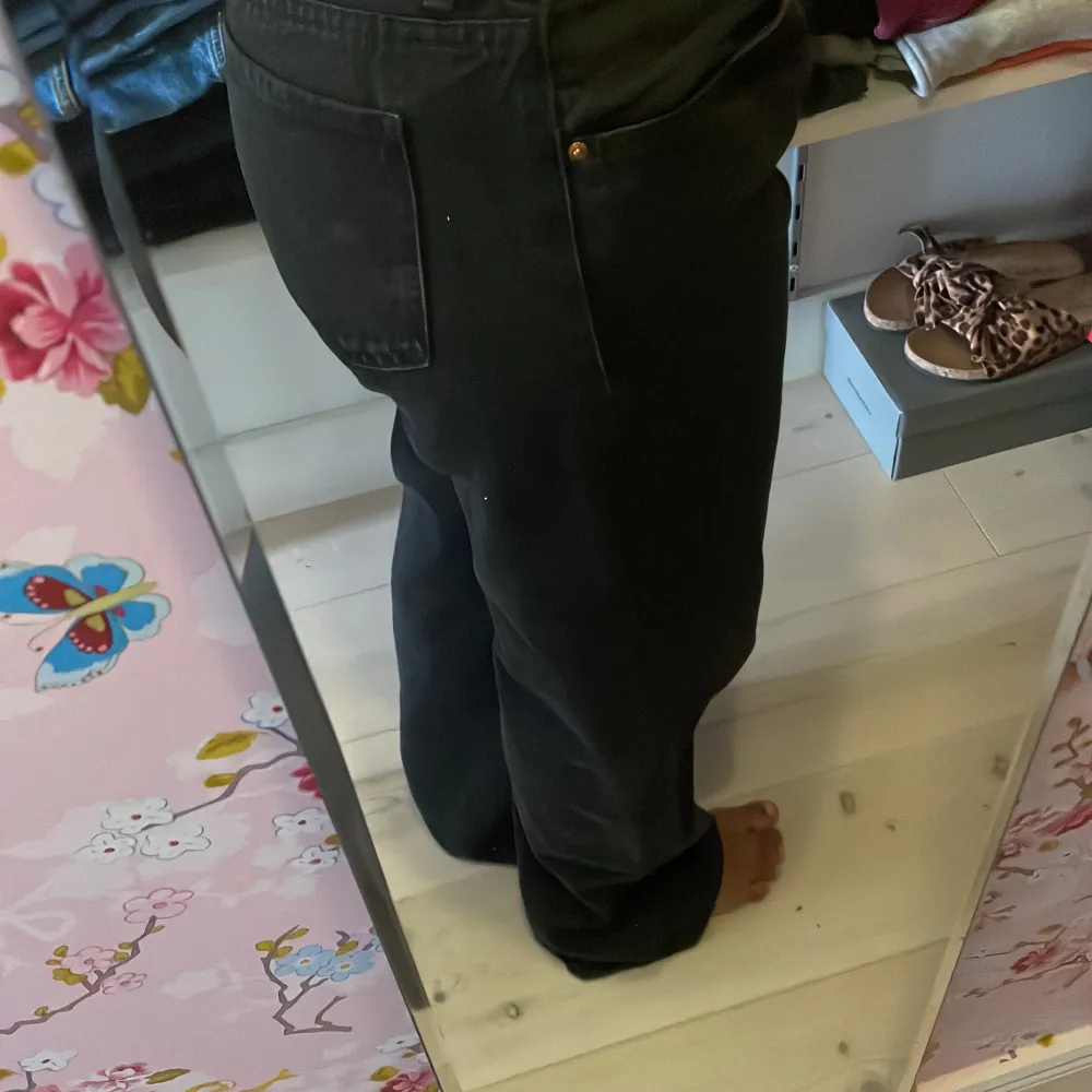 Säljer de här snygga jeansen då de inte passar mig. Dessa super snygga svarta jeans är baggy och långa. De skulle nog passa någon som är 170. De är i nyskick och helt oanvända😍 köparen står för frakt❤️. Jeans & Byxor.