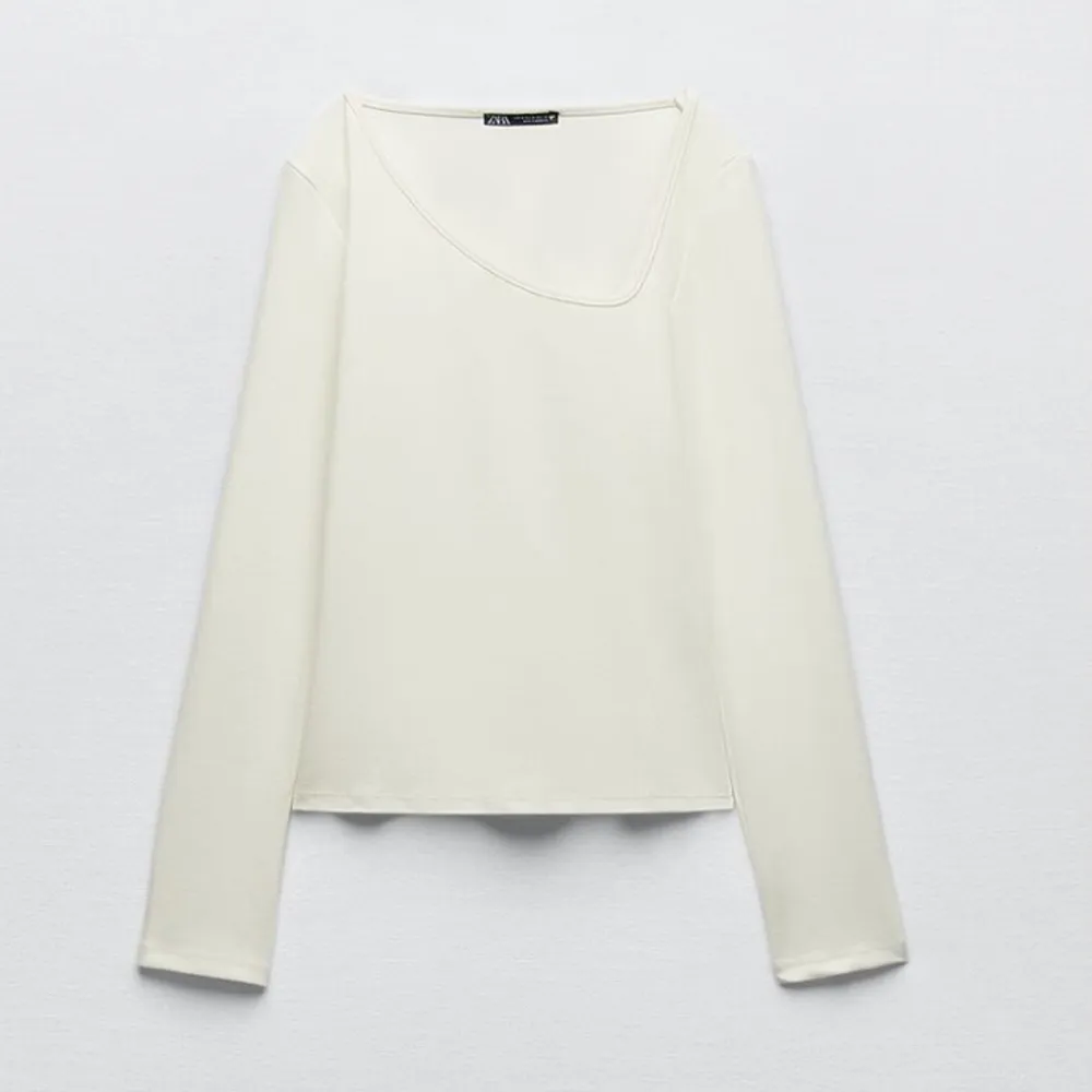 En as snygg tröja ifrån Zara som inte kommit till användning🤍🤍 nypris:200kr. Toppar.