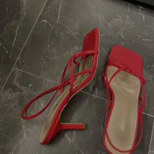 Röda sandaler som är använd bara en gång men lite för tajt då jag har 39 som skostorlek. Själv har jag köpt dem för 300. Pris kan diskuteras 