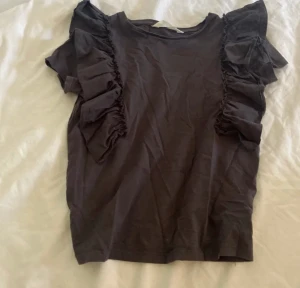 Volangtopp - Så fin topp från hm Stl 134/140 men passar xs och xxs💕