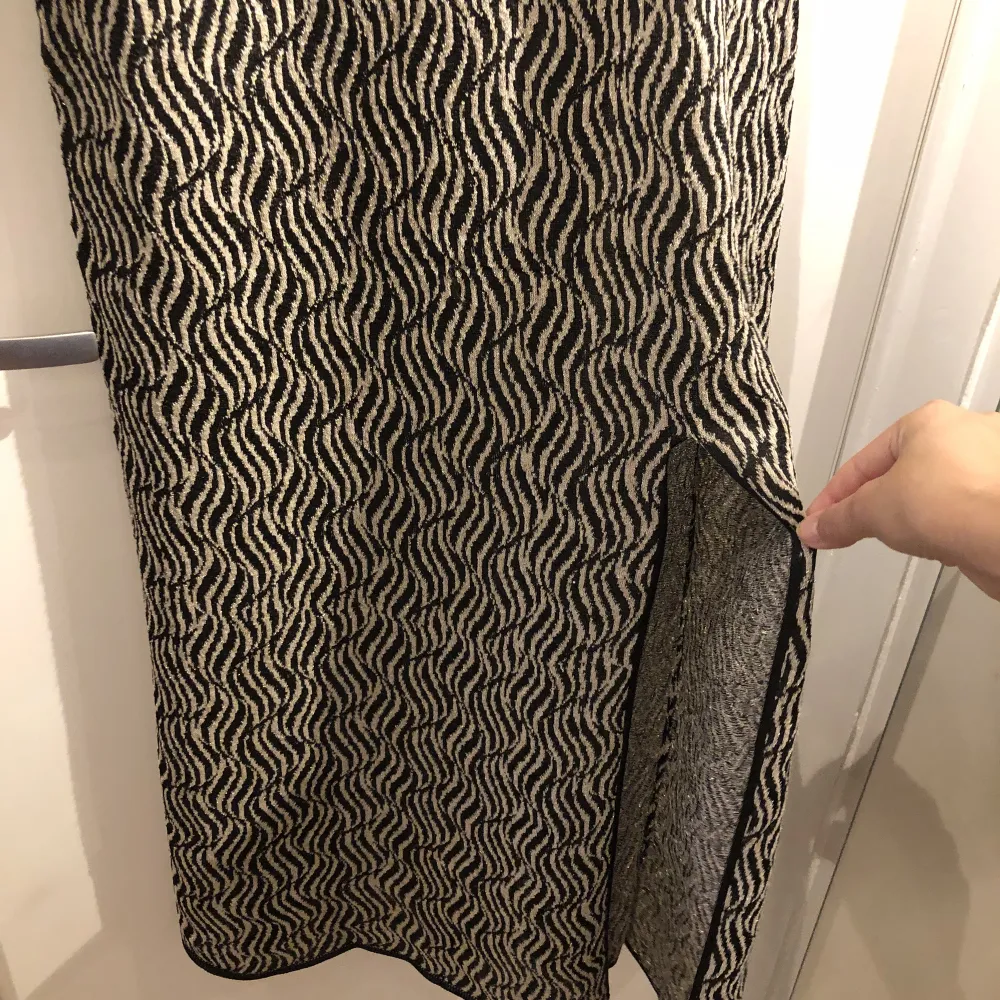 Lång glittrig zebramönstrad klänning med slits. Knappt använd och i bra skick. . Klänningar.