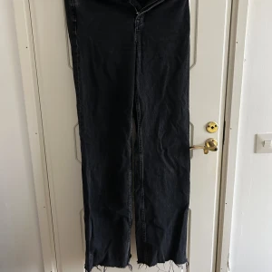 Jeans - Vida jeans med slitning längs med. Höga i midjan 