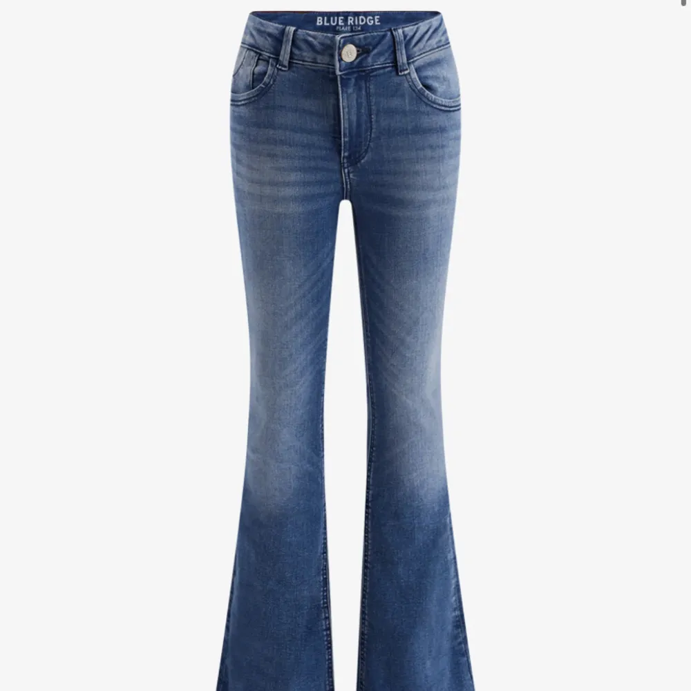 Fina flair jeans💗 köpte på zalando har superbra skick💗köpte för 509kr. Jeans & Byxor.