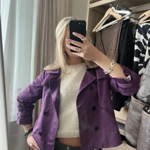 Kavajjacka - Nu har det blivit dags att sälja min ursnygga kavaj/jacka!❣️ascool lila färg med snygga trekvartsärmar😍perfekt nu till hösten med en tjocktröja under eller helknäppt🤩passar mig som brukar ha S