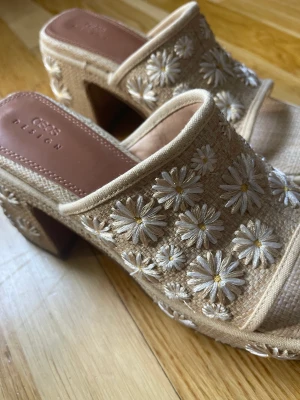 Klackskor från ASOS med blommor - Super söta klackskor från ASOS som aldrig kommit till användning