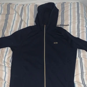 Hugo boss hoodie - Säljer nu en utav mina Hugo boss hoodies! Använd men har varit välomhändertagen. Den är i XL men fungerar som L också iallafall för mig.