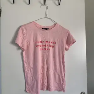 T-shirt med text 