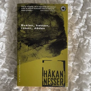 Svalan, Katten, Rosen, Döden Bok - Pocketbok skriven av Håkan Nesser. Mycket bra skick!