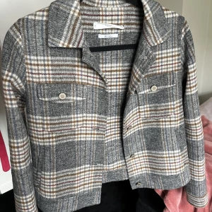 Rutig jacka ullblandning - Från mango, köpt för några år sedan men inga tecken på användning. Snygg höstjacka i storlek xs ☺️🍁