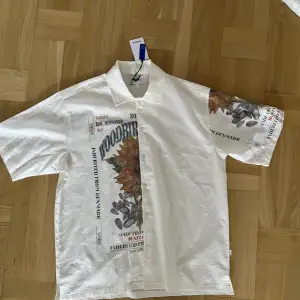 Helt ny skjorta från woodbird i strl M, ny pris är 900
