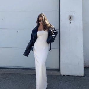 LXA klänning - (Lånade bilder) lxa klänning, använd en gång. Nypris 690kr💗 jätte fin på alla årstider💗