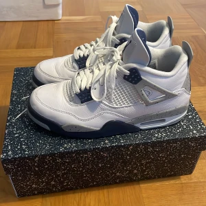 Jordan 4 retro midnight navy - Använda 1 dag. Säljer eftersom att de är för små för mig. Skriv för fler bilder. Skorna är köpta på restocks för 4400 kr och är riktiga har kvitto på nätet också.