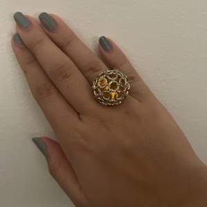 En vintage och väldigt fint o unikt ring i färgen guld och orange från USA, märket är tyvärr okänd. Skulle gissa att storleken är s. Om du vill ha mer bilder eller information, skriv i dm!☺️