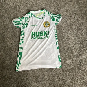Hammarby t shirt - Säljer en denna helt oanvända r shirten med prislapp för den var för liten för mig. T shirten funkar för folk runt 177-165 ungefär. Nypris 1100