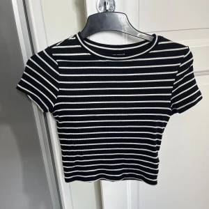 T-shirt  - Randig tight t-shirt från h&m i storlek S. Mycket fint skick! 30kr plus frakt. Har mycket fler plagg ute tillsalu! 