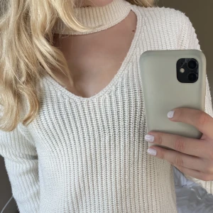Tröja  - Finare vit stickad tröja, öppet på bröstet. Perfekt på typ middagar🔥🔥💕