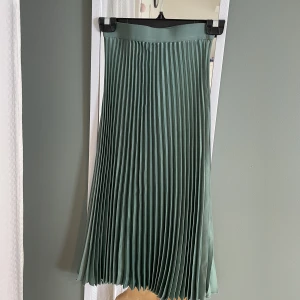 Lång kjol - Grön väckad långkjol