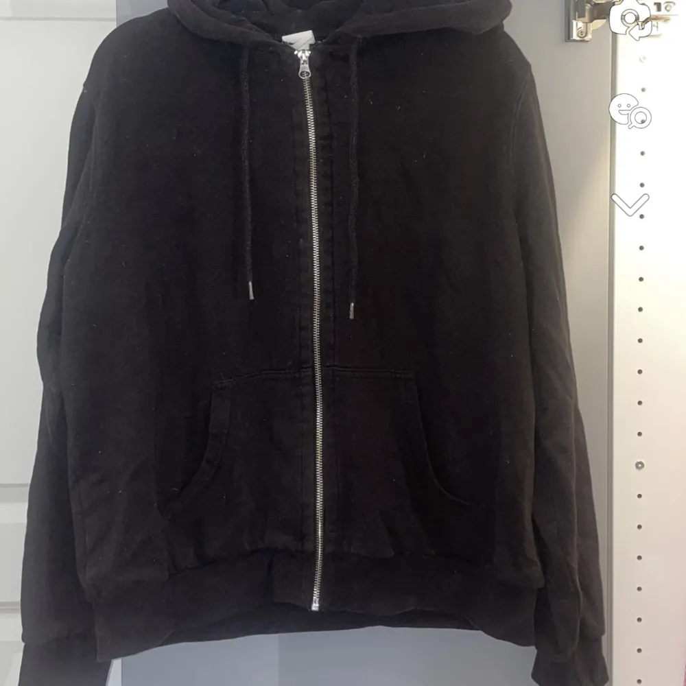 Zip up hoodie från HM. Jättesöt men används ej. Relativt liten i storlek fast den är i L, skulle säga att den är i M. Köparen står för frakt💝💝. Hoodies.