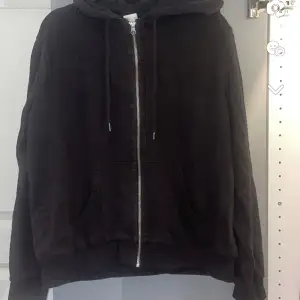 Zip up hoodie från HM. Jättesöt men används ej. Relativt liten i storlek fast den är i L, skulle säga att den är i M. Köparen står för frakt💝💝