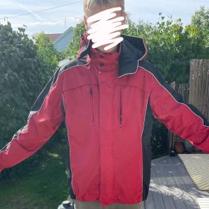 Vinter jacka - Säljer min vinter jacka som är perfekt för snöigt väder Skriv ifall du undrar något eller om fler bilder Priser är inte hugget i sten