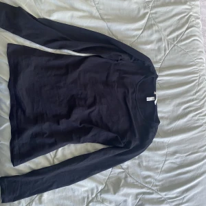 Svart långärmad tröja  - En söt långärmad tröja från Hm som inte kommer till användning 💕 Har använt den max 3 gånger💕