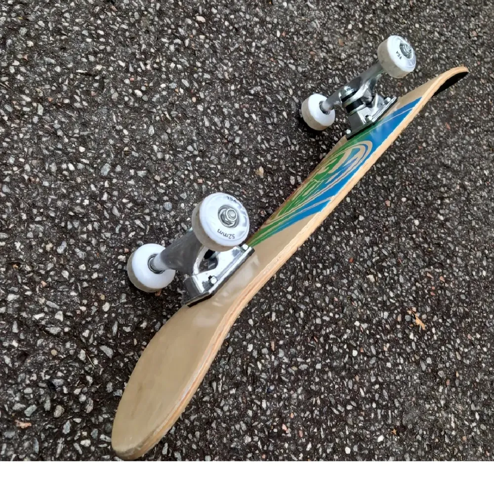 Välfungerande skateboard, nästan helt oanvänd kanske 2 gånger har den använta, men annars inga repor. Övrigt.