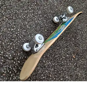 Välfungerande skateboard, nästan helt oanvänd kanske 2 gånger har den använta, men annars inga repor