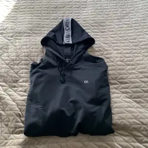 unik hoodie från Calvin Klein performance collection. aldrig använd. träningsmatetial som går att knäppa upp på båda sidor!