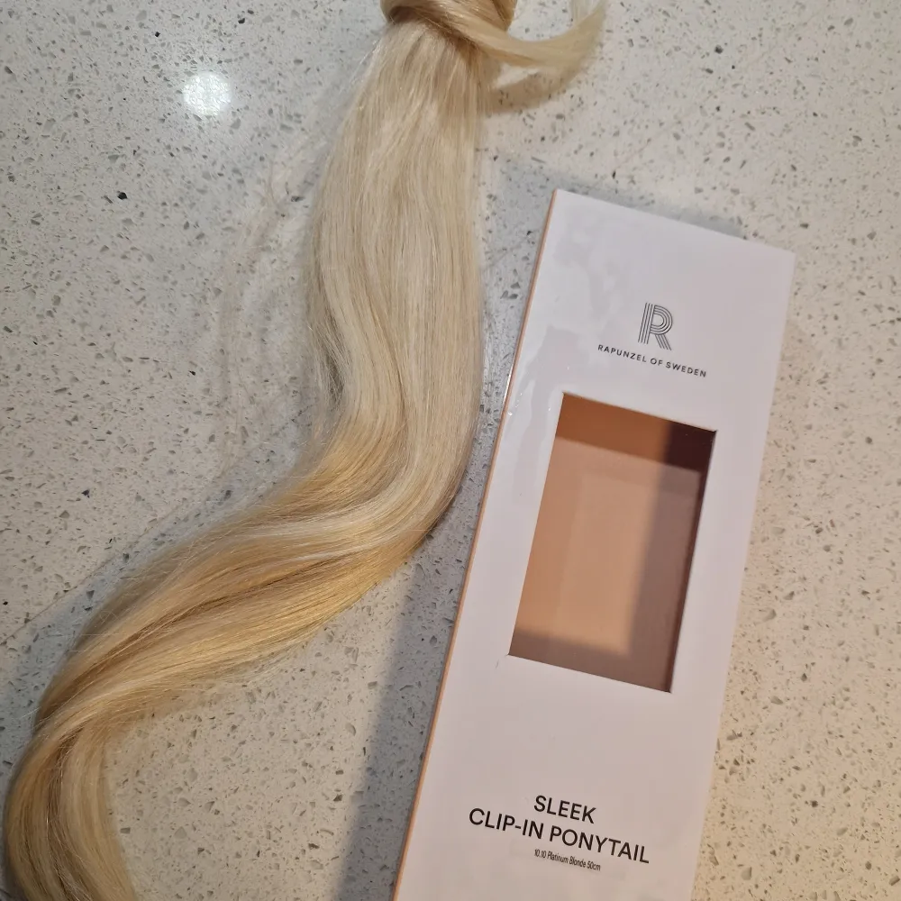 Säljer min fina ponytail från Rapunzel i äkta hår. 50 cm. Använt 2 ggr. Nypris 1250:- färg platinum blond. Accessoarer.