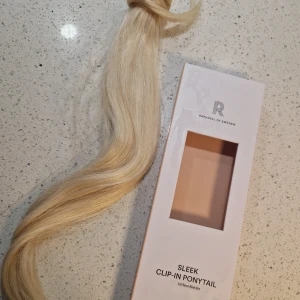 Äkta löshår från Rapunzel  - Säljer min fina ponytail från Rapunzel i äkta hår. 50 cm. Använt 2 ggr. Nypris 1250:- färg platinum blond