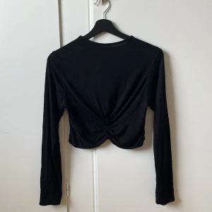 Topp - Topp med knytning ifram. Använd 1 gång. Storlek 40 men passar även 38.