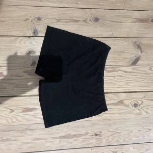 Hotpants  - Ett par shorts son funkar perfekt att ha under en klänning eller om man ska dansa , har ett tryck på baksidan 