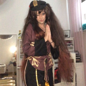 Hu Tao cosplay - Hu Tao cosplay, även köpt från plick, använd 3 gånger av mig. Ingår både peruk och kostym, peruken är ganska trasslig men fixas innan skick:)
