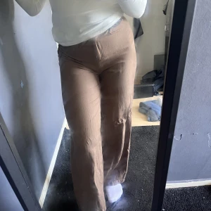 Bershka kostymbyxor  - Bershka kostymbyxor i brun. Bra skick. Jag är 165 och de är i perfekt längd för mig 